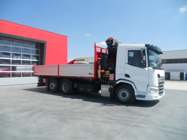 DAF XD 450 CON GRU FASSI F255A.2.24 L214 + RIBALT. TRILAT.