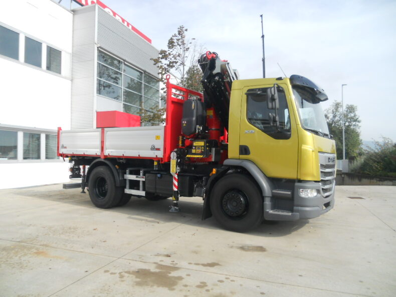 DAF XB 310  CON GRU FASSI F165A-F185A.2.24 + L153 + RIBALT. TRIL.