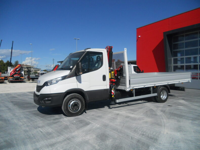 IVECO DAILY 60C18H CON GRU FASSI F40B.0.23 + CASSONE FISSO