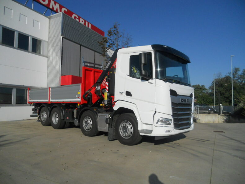 DAF XF 480 CON GRU FASSI F545RA.2.26 + L426 CON RIBALT. TRIL.