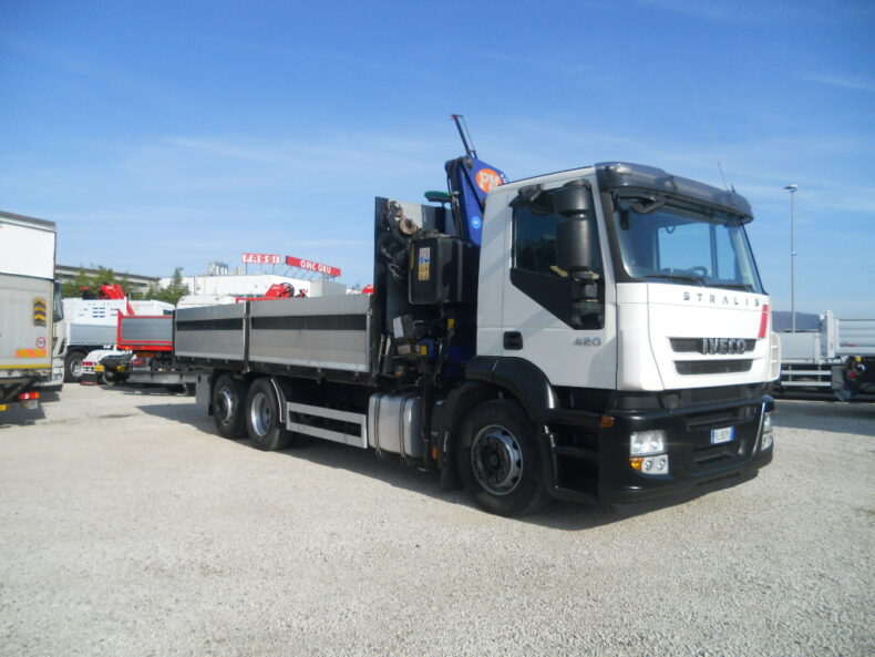 IVECO STRALIS AD260S42-FS CON GRU PM16525 + CASSONE FISSO