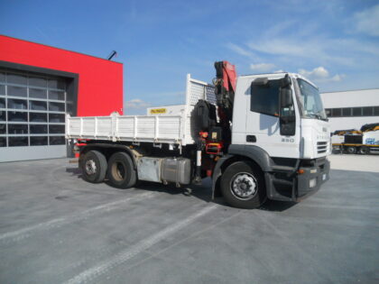 IVECO STRALIS AD260S35 CON GRU F130AC.23 + RIBALT. TRIL.