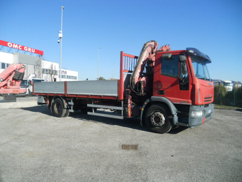 IVECO 180E28 CON GRU FERRARI 712-2S CON CASSONE FISSO