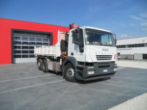 IVECO STRALIS AD260S35 CON GRU FASSI F130AC.23 E CASSONE RIB.LE TRILATERALE