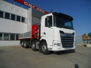 DAF XF 480 8X2 CON GRU F545RA.2.26 L426 E CASSONE RIBALT. TRIL.