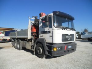 MAN 26.364 CON GRU FASSI F190A.24 E CASSONE RIB.LE TRIALATERALE