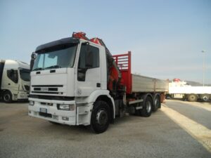 IVECO 260E42 CON GRU AMCO VEBA V924 4+3, PLE E CASSONE RIB.LE TRILATERALE