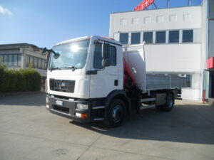 MAN TGM 15.250 CON GRU FASSI F110A.0.22 E CASSONE RIB.LE TRILATERALE