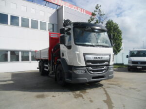 DAF LF 310P CON GRU PALFINGER PK18502-SH 4+3 E CASSONE RIB.LE TRILATERALE