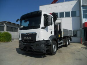 MAN TGS 26.480 CON GRU PALFINGER PK27002-E E CASSONE RIB.LE TRILATERALE