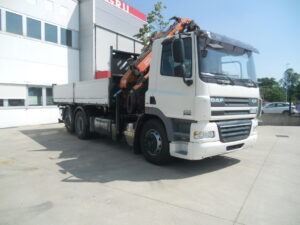 DAF CF 85.460 CON GRU PALKFINGER PK23002 E CASSONE RIB.LE TRILATERALE