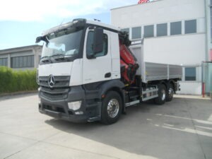 MERCEDES ANTOS 25.48L CON GRU FASSI F360DCXP.25 E CASSONE RIB.LE TRILATERALE