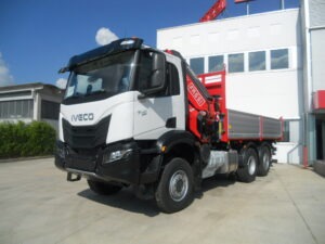 IVECO T-WAY AD260T46WY  CON GRU FASSI F345BC.2.26 E CASSONE RIB.LE TRILATERALE