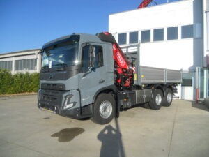 VOLVO FMX 500 FP CON GRU FASSI F305A.2.25 E CASSONE RIB.LE TRILAT.