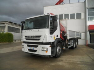 IVECO AD260S310 CON GRU FASSI F260BCXP.25 E CASSONE RIB.LE TRILATERALE