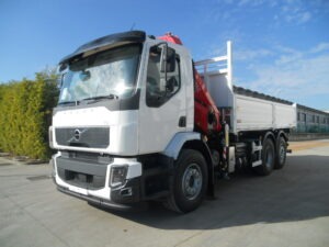 VOLVO FE 350 CON GRU FASSI F235AC.0.25 E CASSONE RIBALTABILE TRILATERALE