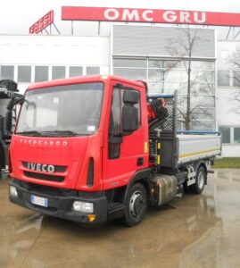 IVECO EUROCARGO 80/75E19 CON GRU HC60-4S E CASSONE RIB.TRILAT.