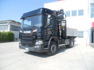 SCANIA P280 CON GRU FASSI F275A.2.26 L102, PLE E CASSONE RIB.TRILAT.