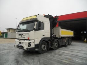 VOLVO FM 510 8X4 CON GRU HMF 6020-K6 E CASSONE RIB.LE TRILAT.