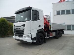 DAF XF 480 CON GRU FASSI F305AC.2.26 E CASSONE RIB.LE TRILAT.