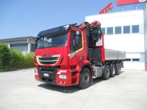 IVECO STRALIS AD320S480 CON GRU FASSI F545RA.2.26 E CASSONE RIB.LE TRILAT.